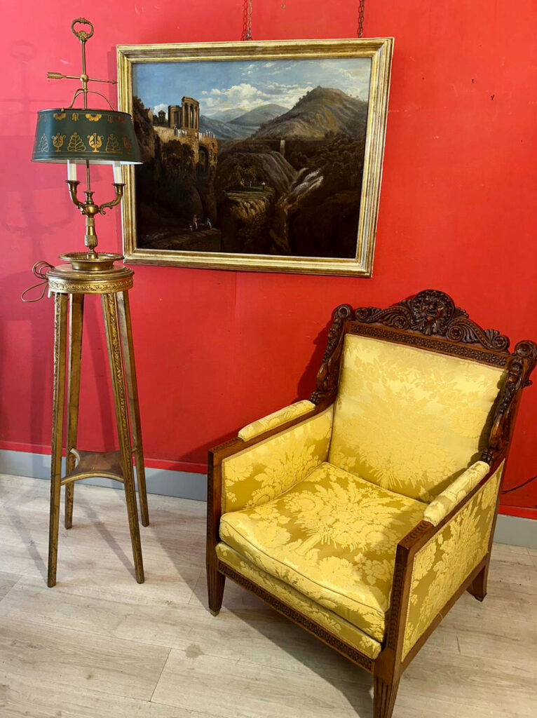 Arredo con poltrona e dipinto